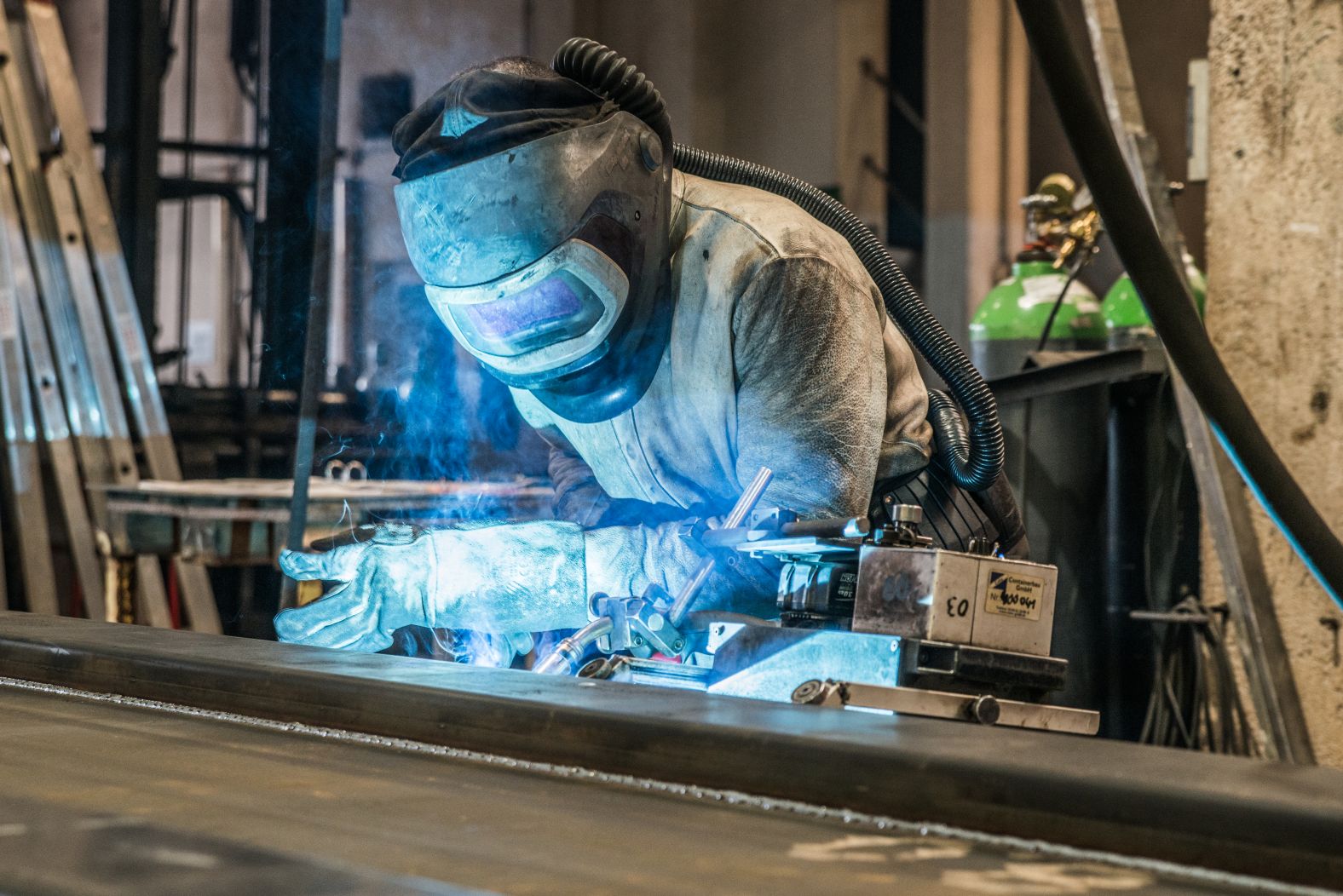 Mitarbeiter beim Schweißen eines Containers