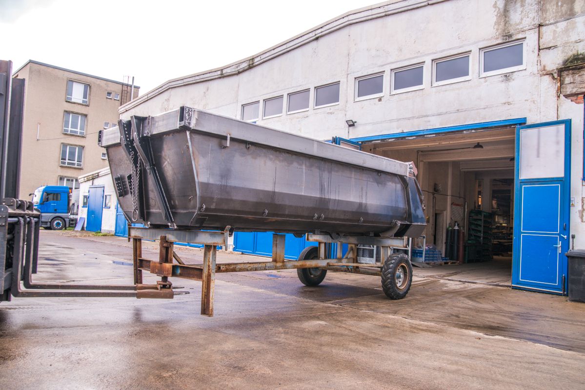 Container auf Ladefläche eines LKWs