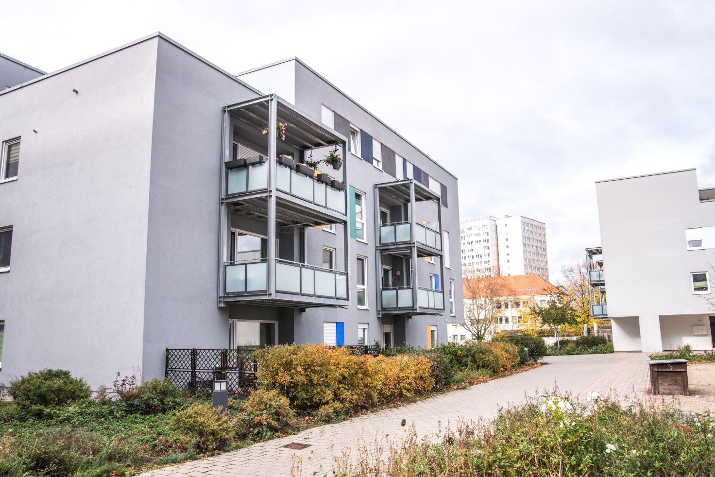 Balkone an einem Mehrfamilienhaus