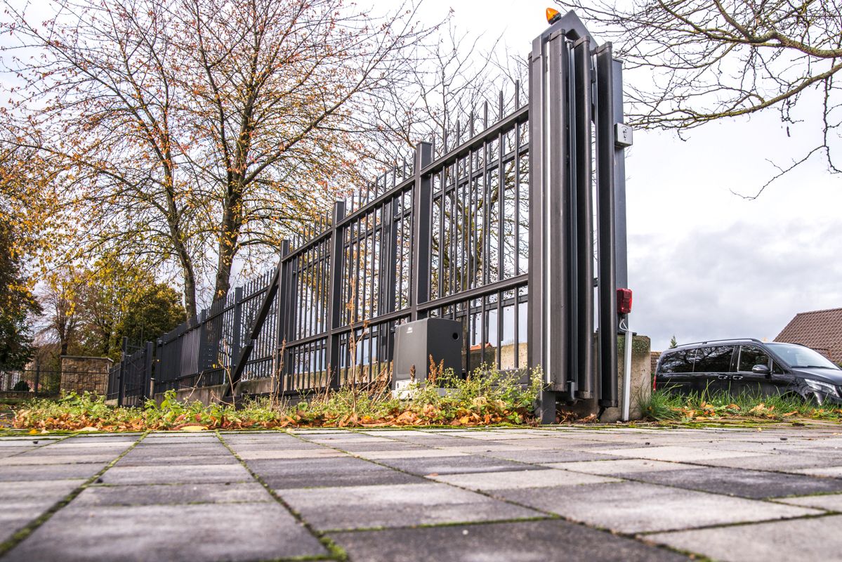 Montierter Metallzaun vor einem Gebäude