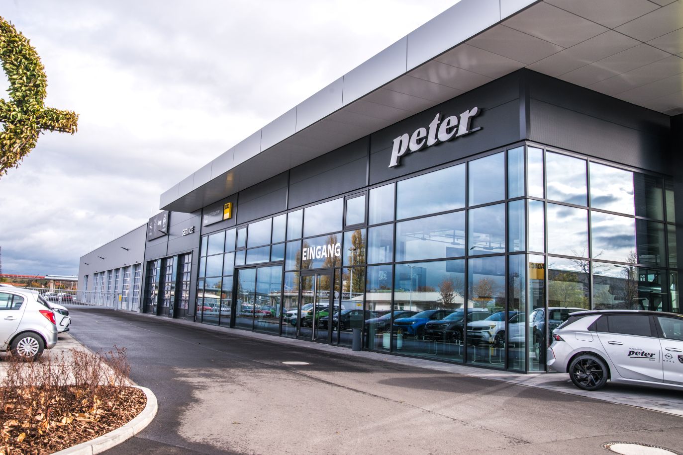 Autohaus Stahlbaukonstruktion Fensterfront